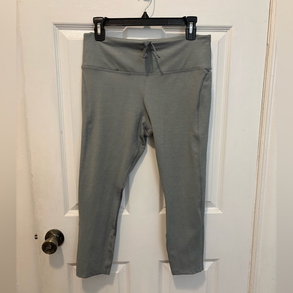 Nike Women’s Cropped Running Leggings Size Large- NWOT